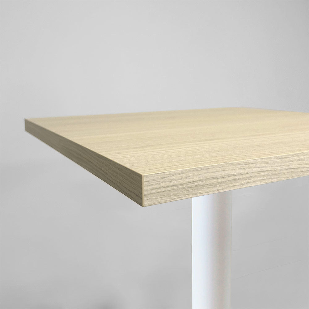 plateau de table sur mesure décor terrazzo pour restaurant bar et bistrot avec pied de table blanc.