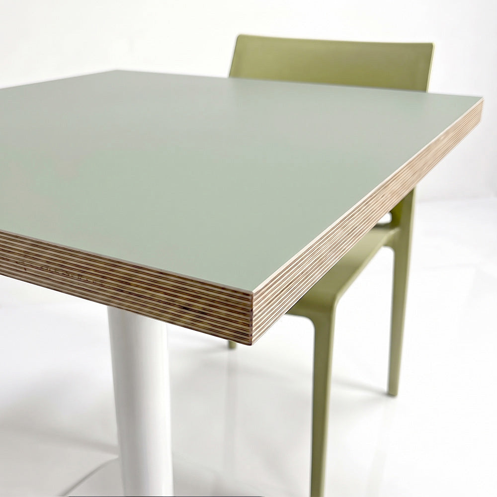 plateau de table sur mesure décor vert pour restaurant bar et bistrot avec pied de table blanc.