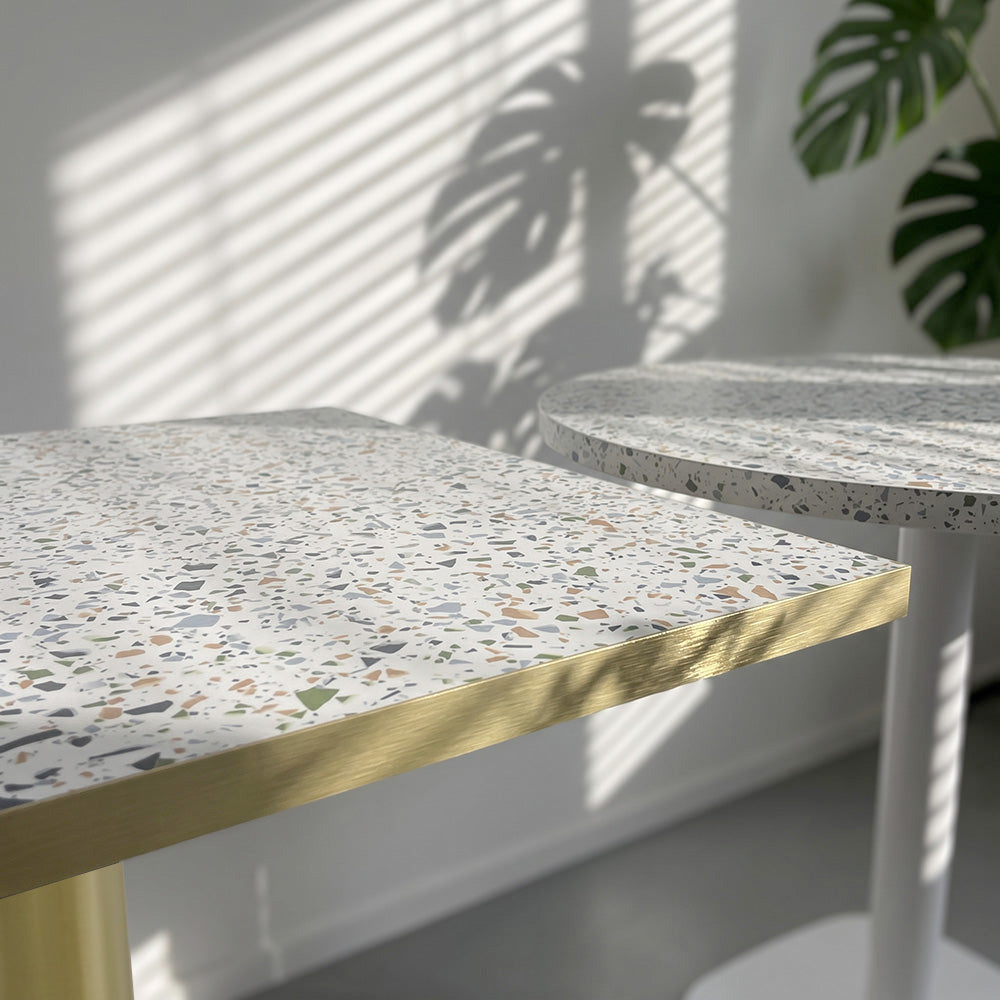 plateau de table sur mesure décor terrazzo pour restaurant bar et bistrot avec pied de table doré.