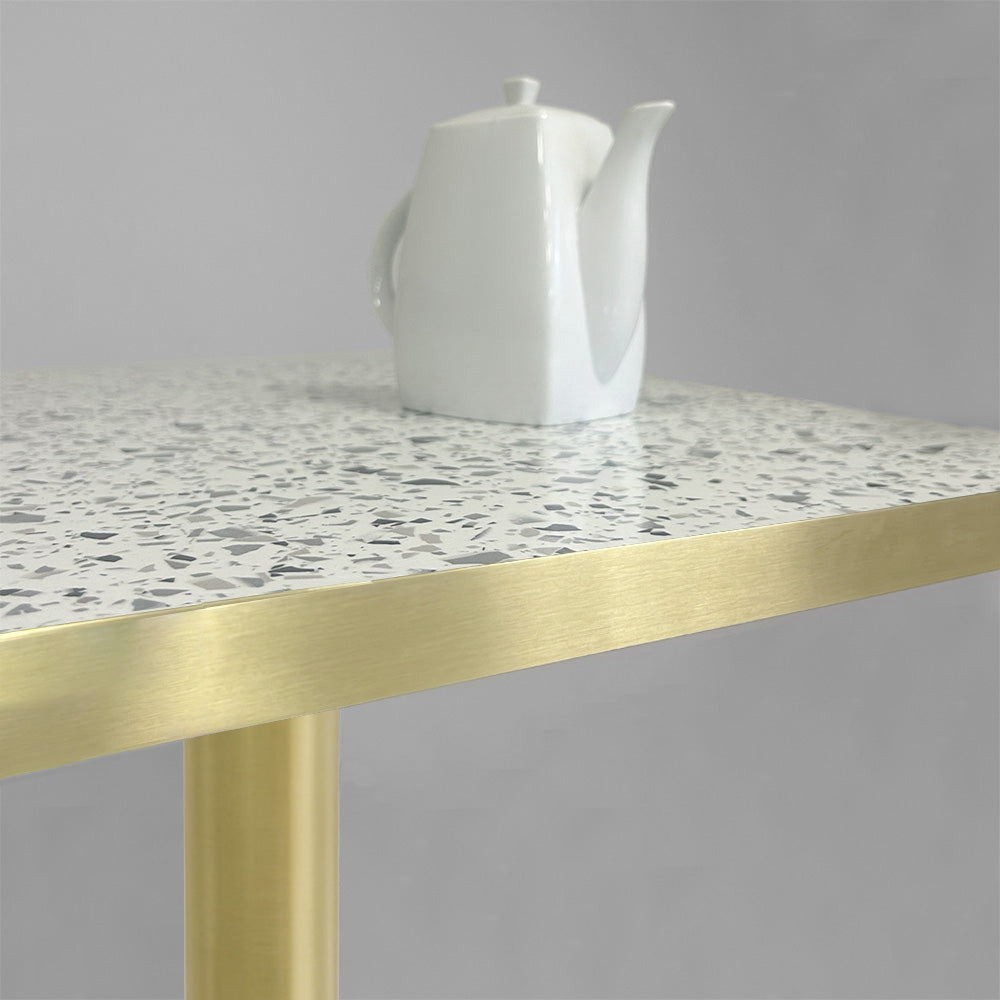 plateau de table sur mesure décor terrazzo pour restaurant bar et bistrot avec pied de table doré.