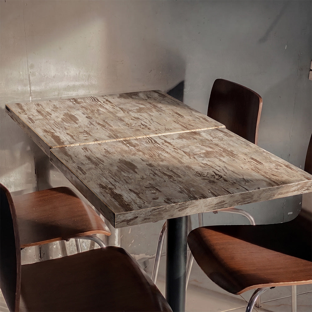 plateau de table sur mesure décor effet chêne Islande pour restaurant bar et bistrot  avec pied de table noir.