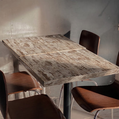 plateau de table sur mesure décor effet chêne Islande pour restaurant bar et bistrot  avec pied de table noir.