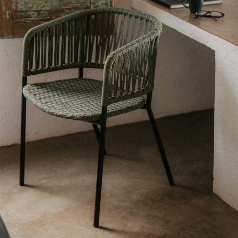 Chaise tapissée style contemporain, idéale pour brasseries et restaurants. Conçue pour un usage professionnel en intérieur.