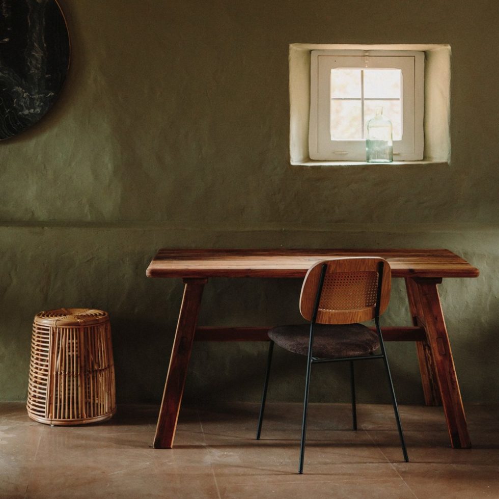 Chaise tapissée style contemporain, idéale pour brasseries et restaurants. Conçue pour un usage professionnel en intérieur.