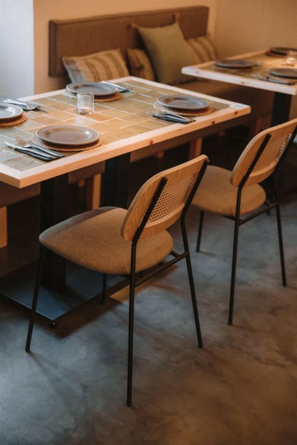 Chaise tapissée style contemporain, idéale pour brasseries et restaurants. Conçue pour un usage professionnel en intérieur.