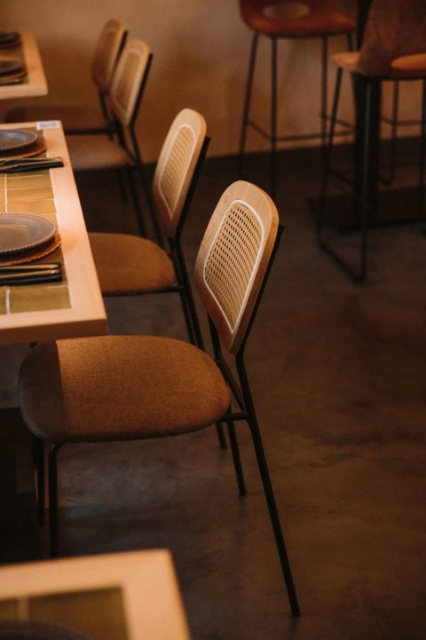 Chaise tapissée style contemporain, idéale pour brasseries et restaurants. Conçue pour un usage professionnel en intérieur.