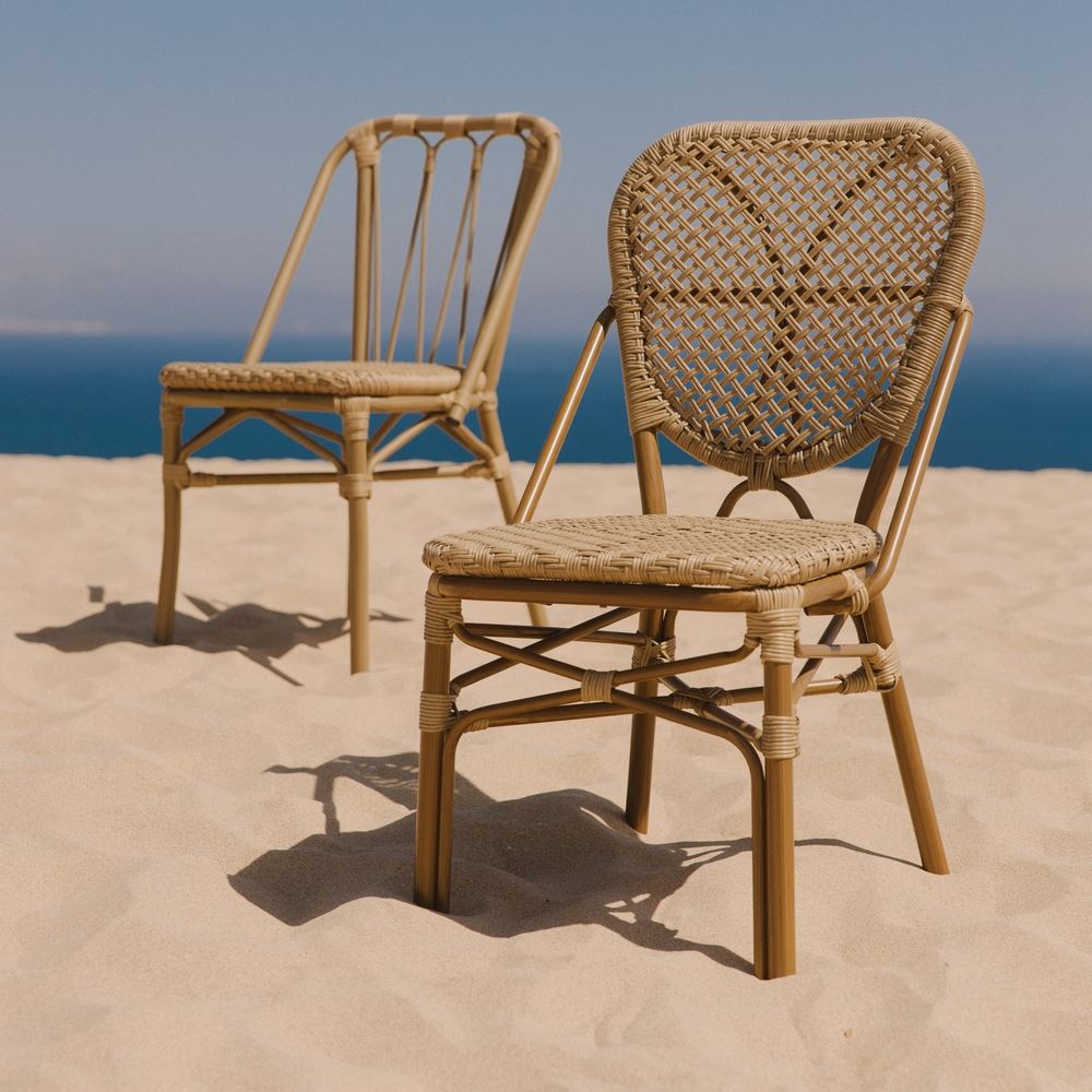 Chaise tapissée style contemporain, idéale pour brasseries et restaurants. Conçue pour un usage professionnel en intérieur.