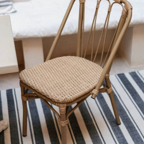 Chaise tapissée style contemporain, idéale pour brasseries et restaurants. Conçue pour un usage professionnel en intérieur.