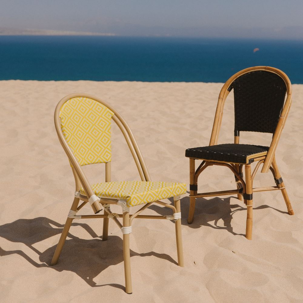 Chaise tapissée style contemporain, idéale pour brasseries et restaurants. Conçue pour un usage professionnel en intérieur.