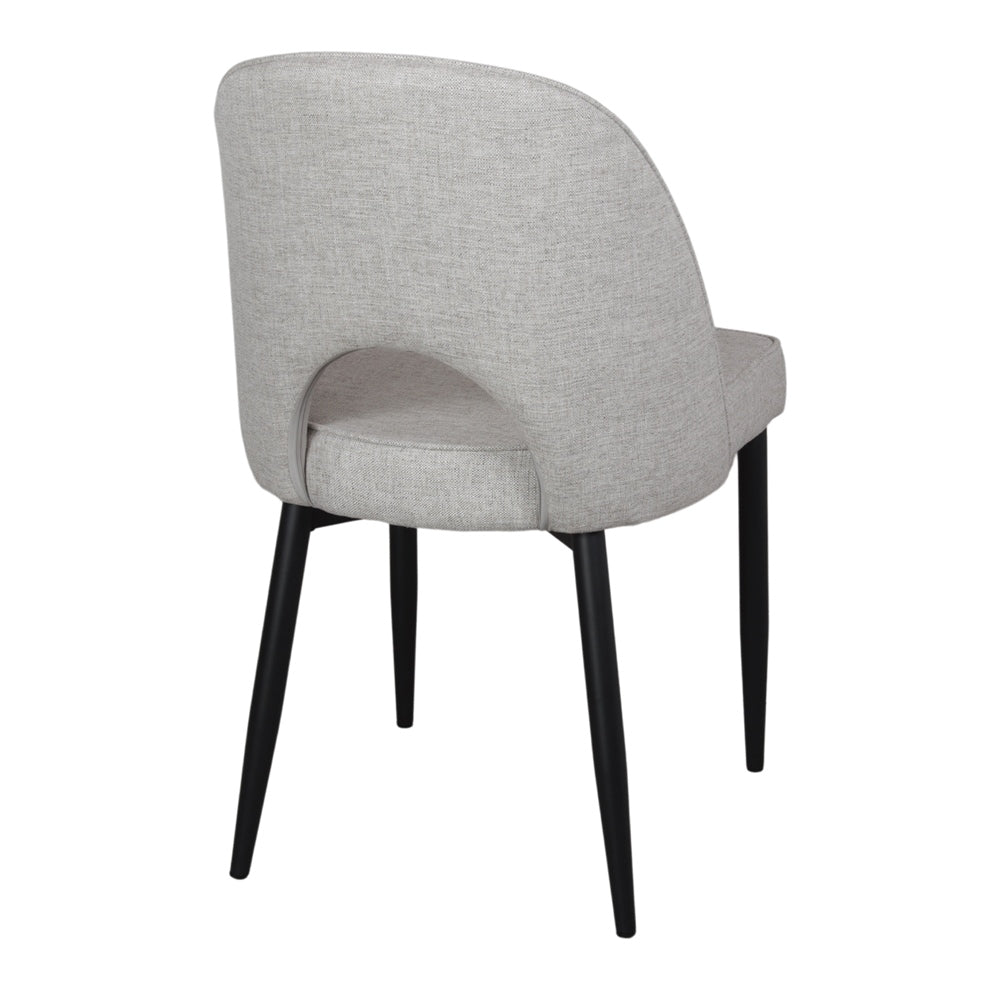 Chaise tapissée style contemporain, idéale pour brasseries et restaurants. Conçue pour un usage professionnel en intérieur.