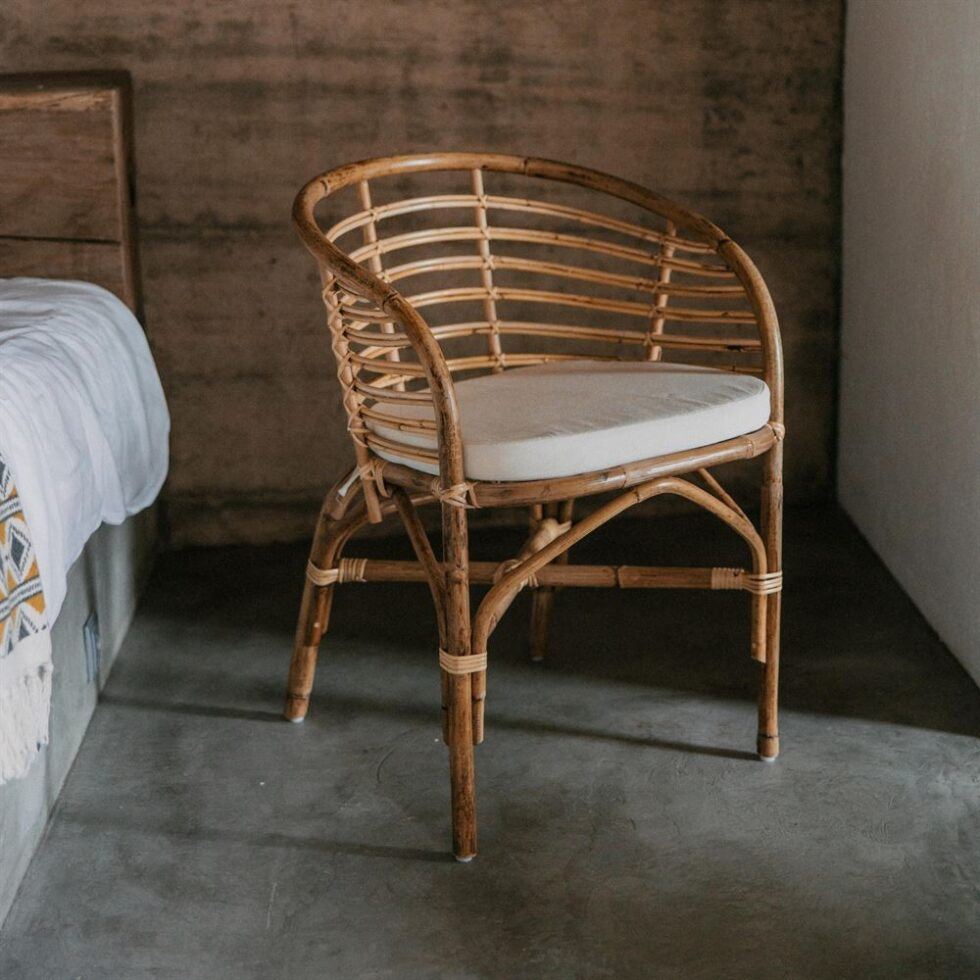 Chaise tapissée style contemporain, idéale pour brasseries et restaurants. Conçue pour un usage professionnel en intérieur.