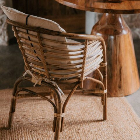 Chaise tapissée style contemporain, idéale pour brasseries et restaurants. Conçue pour un usage professionnel en intérieur.