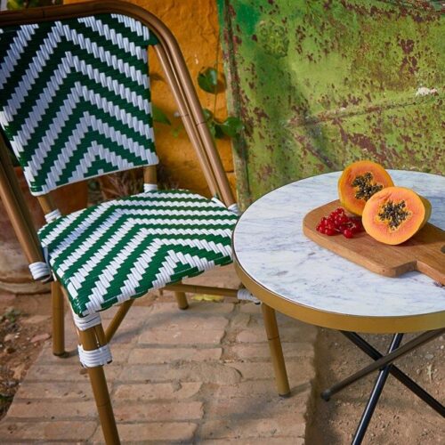 Chaise tapissée style contemporain, idéale pour brasseries et restaurants. Conçue pour un usage professionnel en intérieur.