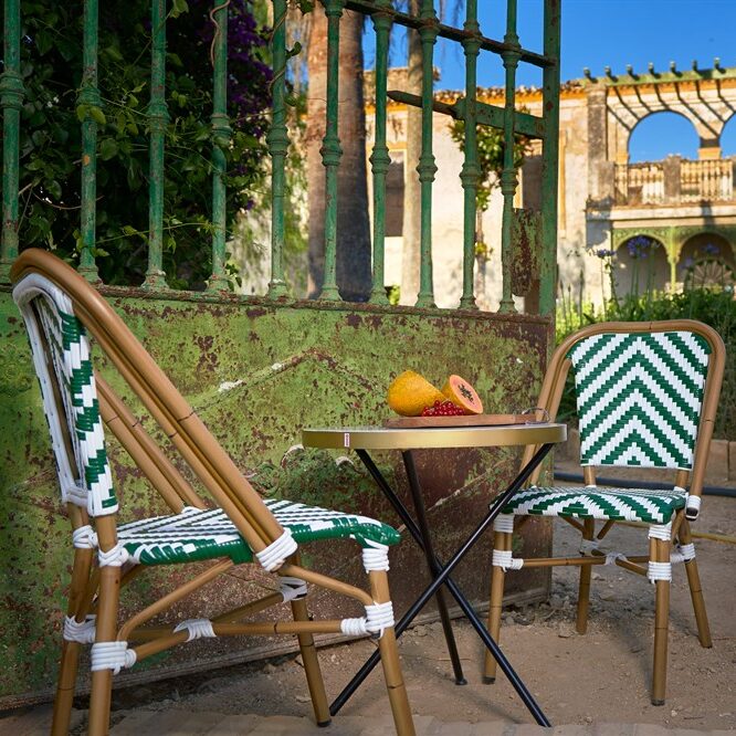 Chaise tapissée style contemporain, idéale pour brasseries et restaurants. Conçue pour un usage professionnel en intérieur.