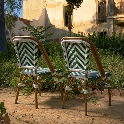 Chaise tapissée style contemporain, idéale pour brasseries et restaurants. Conçue pour un usage professionnel en intérieur.