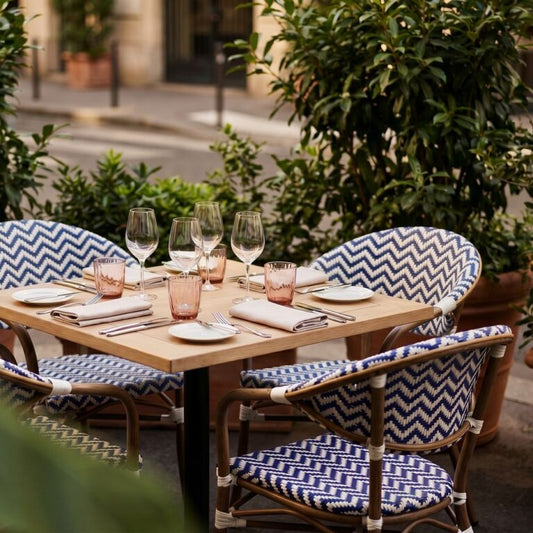 Chaise tapissée style contemporain, idéale pour brasseries et restaurants. Conçue pour un usage professionnel en intérieur.