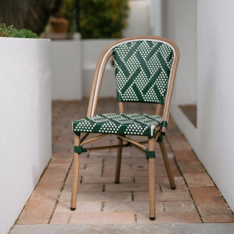 Chaise tapissée style contemporain, idéale pour brasseries et restaurants. Conçue pour un usage professionnel en intérieur.