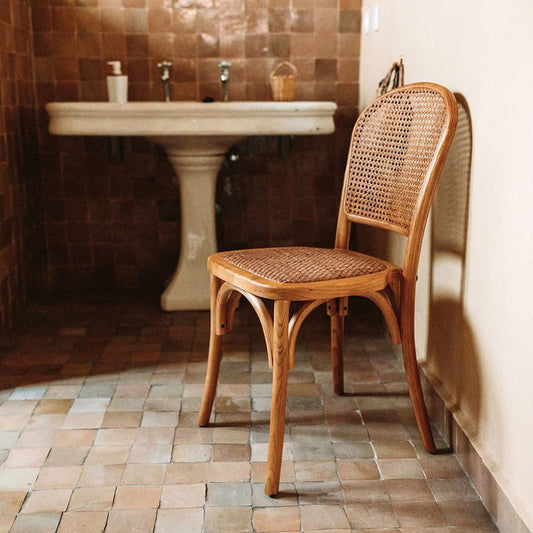 Chaise tapissée style contemporain, idéale pour brasseries et restaurants. Conçue pour un usage professionnel en intérieur.
