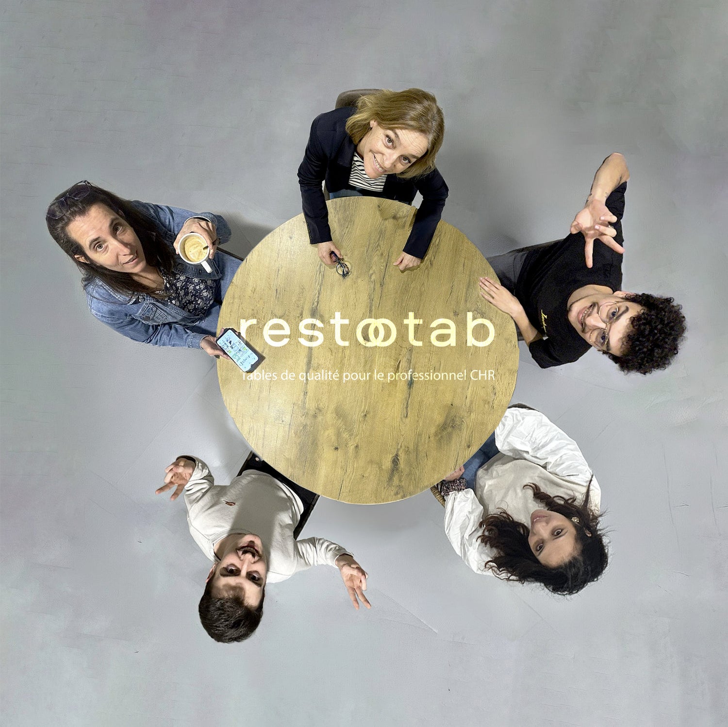 Photo de l’équipe RestooTab, prête à vous accompagner dans vos projets de tables sur mesure.