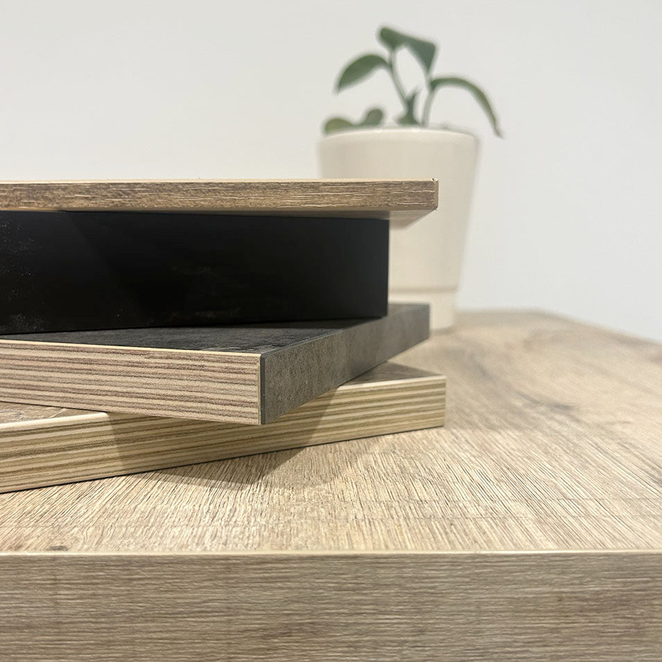 Différentes épaisseurs de plateaux sur mesure proposées par RestooTab pour les décorateurs.