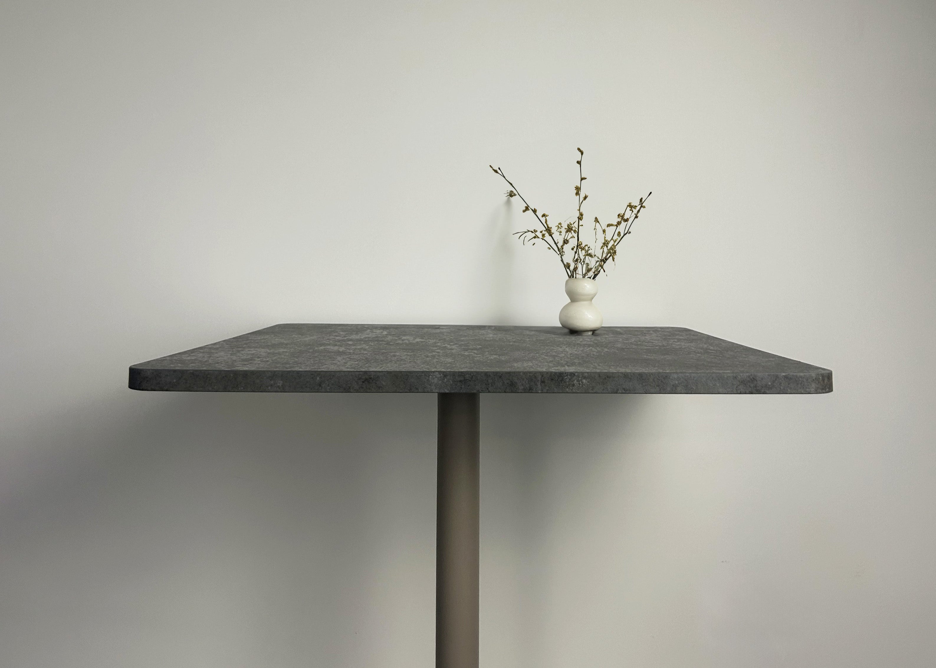 Piètement de table modèle Rhino, robuste et design, proposé par RestooTab pour les décorateurs.