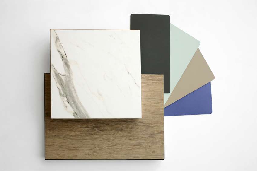 Photo présentant la gamme de plateaux de table en bois proposée par RestooTab pour les décorateurs.