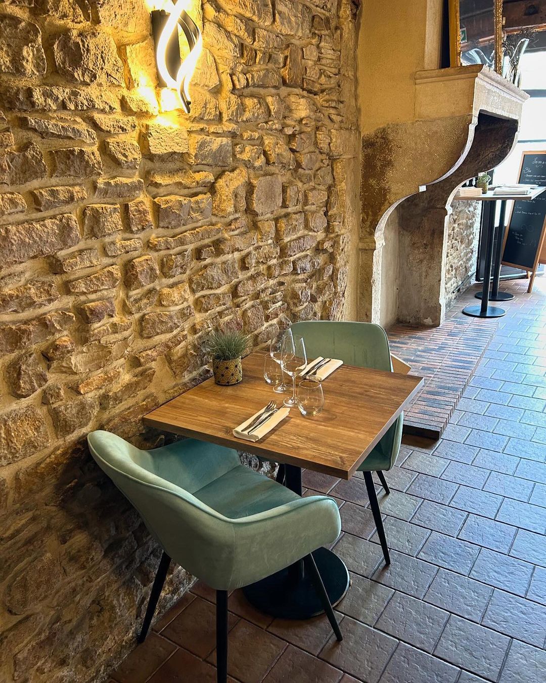 Tables personnalisées RestooTab installées au restaurant Levinatable