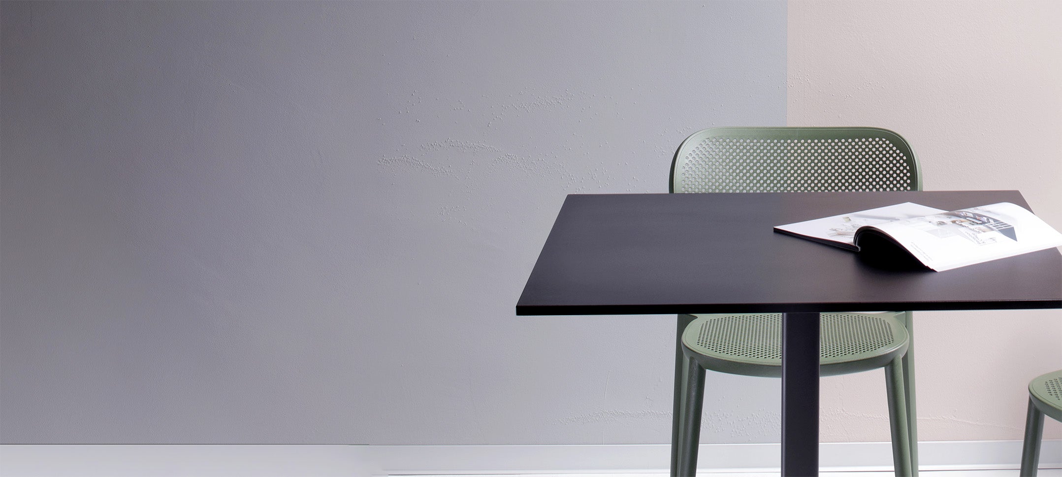 Bannière d’accueil présentant une table élégante conçue pour les restaurants, création RestooTab.