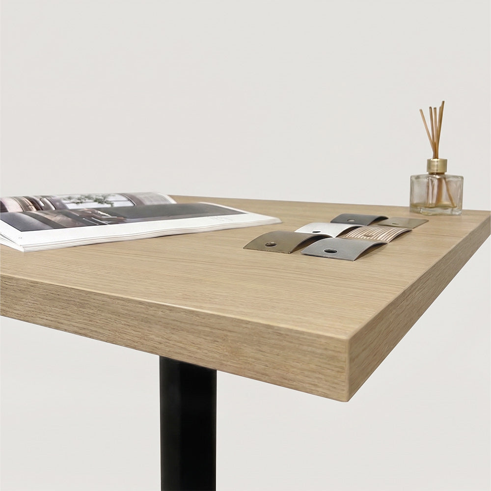 plateau de table sur mesure décor chêne pour restaurant bar et bistrot  avec pied de table noir.