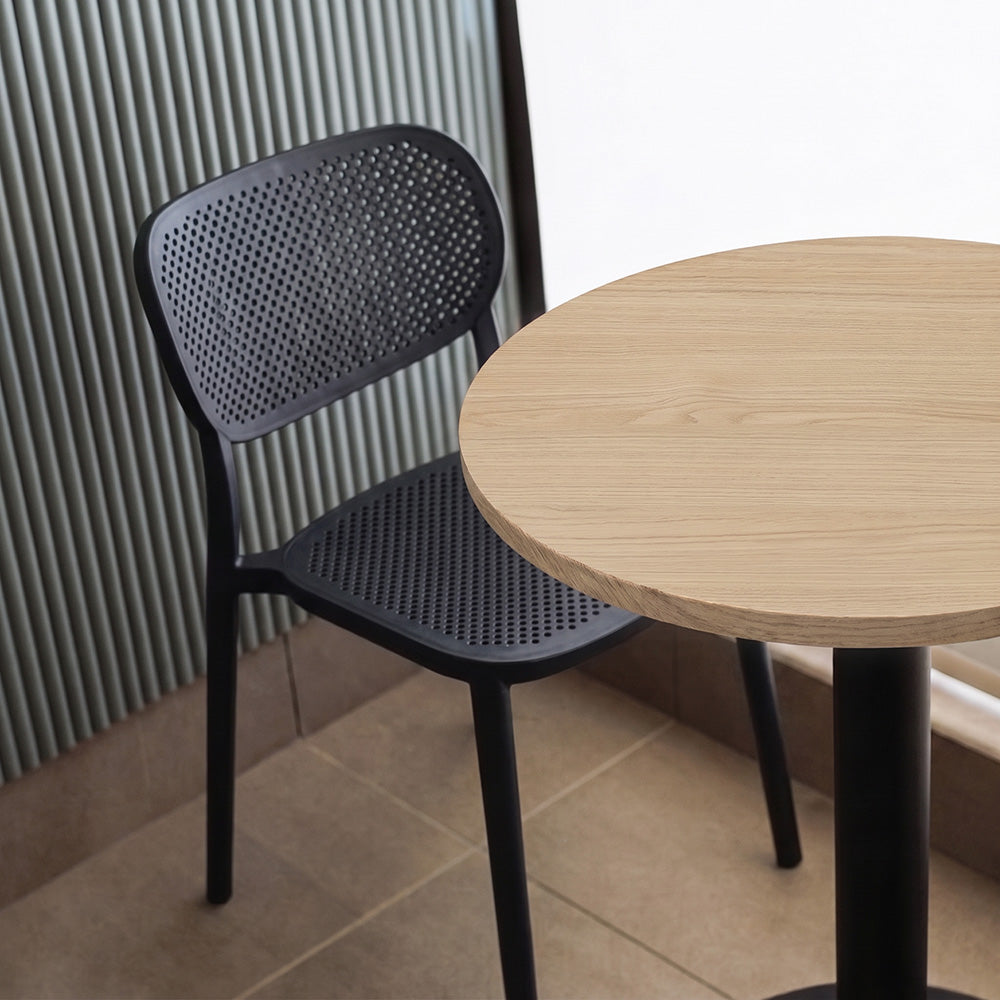 plateau de table sur mesure décor chêne pour restaurant bar et bistrot  avec pied de table noir.