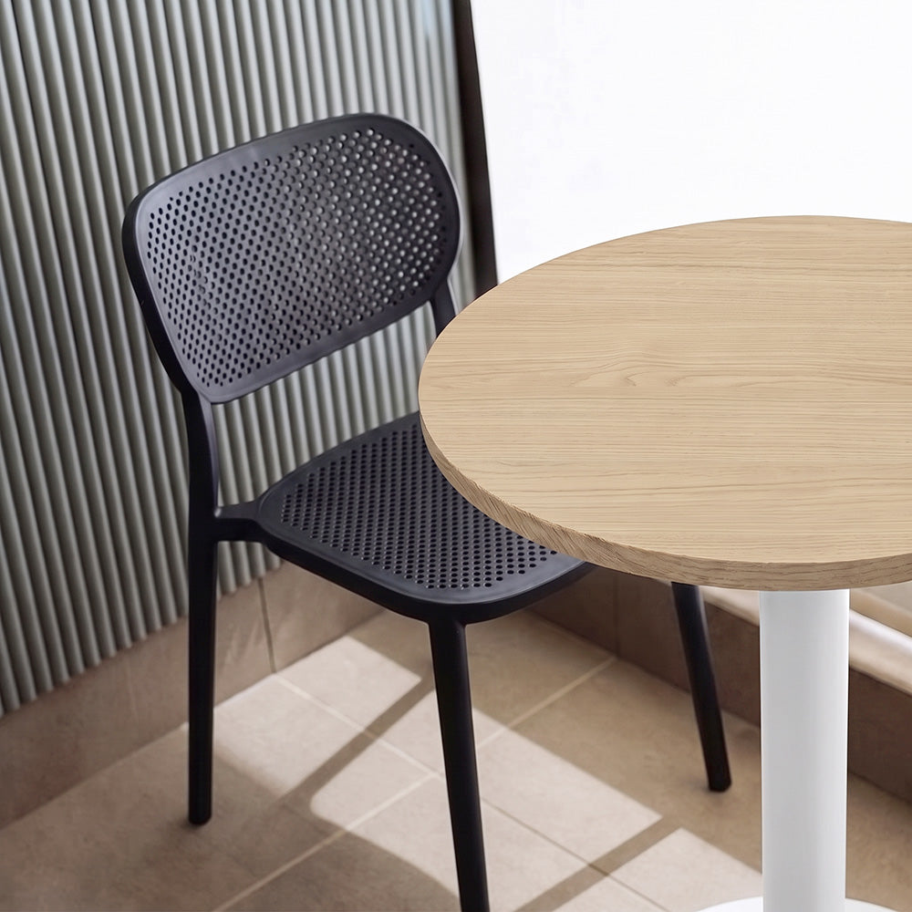 plateau de table sur mesure décor chêne  pour restaurant bar et bistrot  avec pied de table blanc.