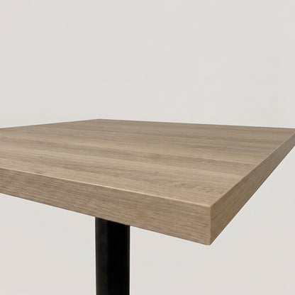 plateau de table sur mesure décor chêne pour restaurant bar et bistrot  avec pied de table noir.