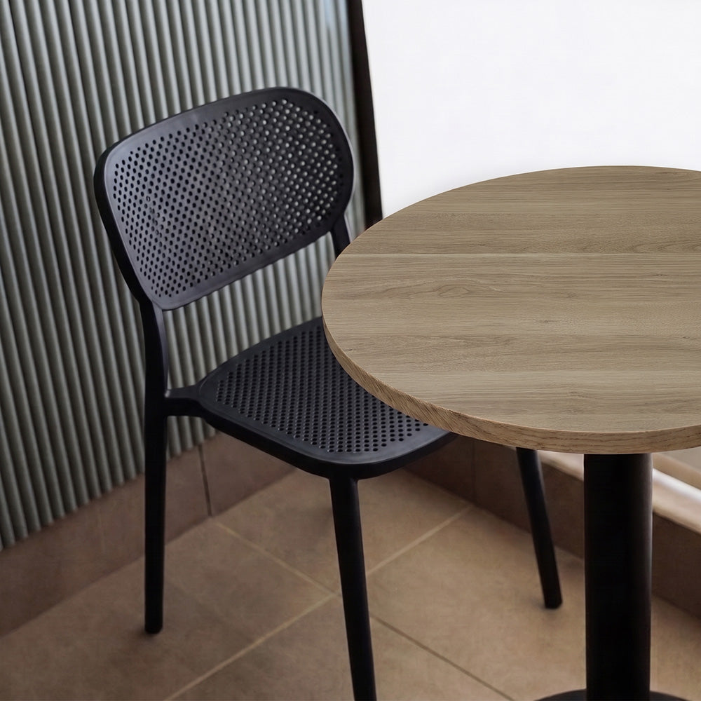 plateau de table sur mesure décor chêne pour restaurant bar et bistrot  avec pied de table noir.