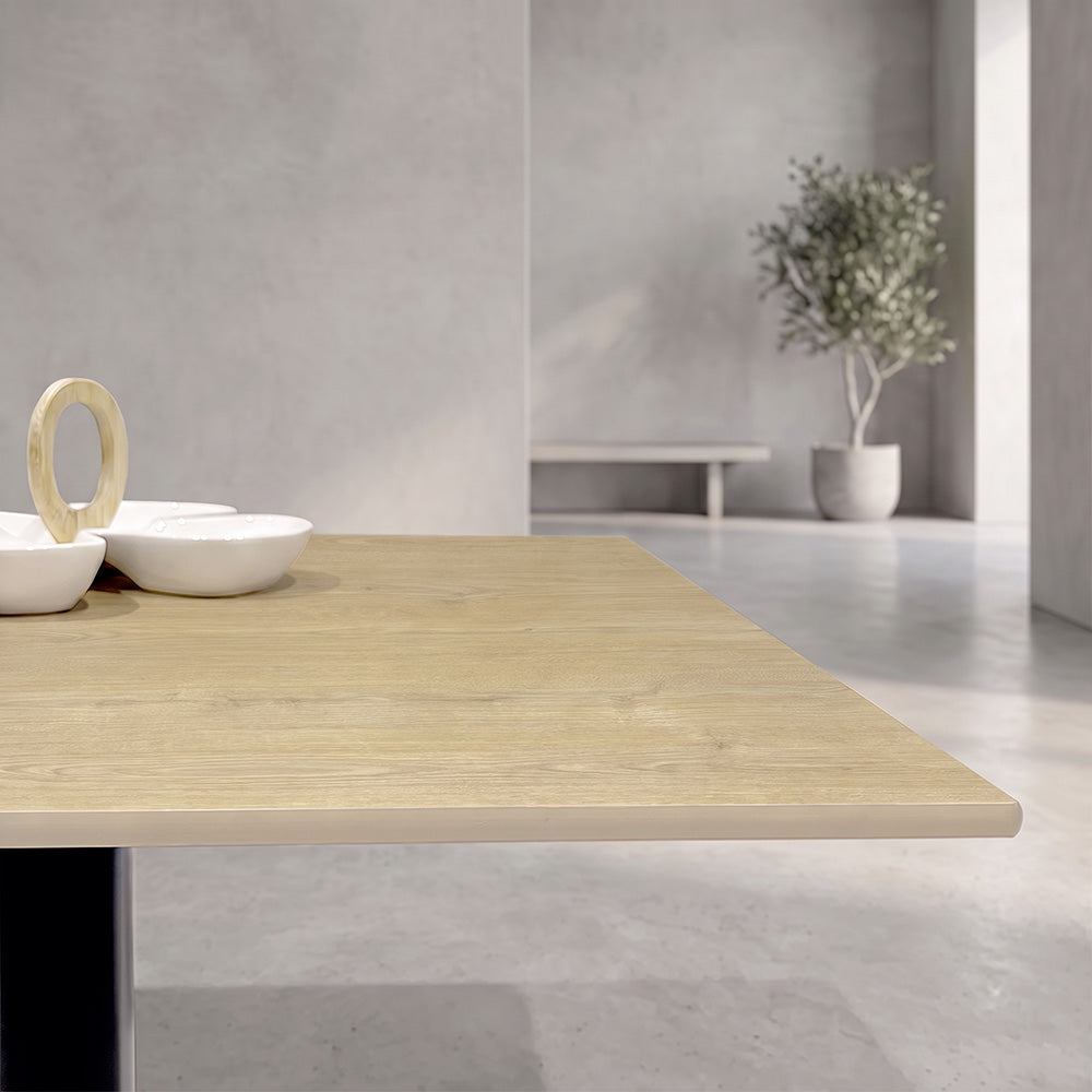 plateau de table sur mesure décor chêne pour restaurant bar et bistrot  avec pied de table noir.