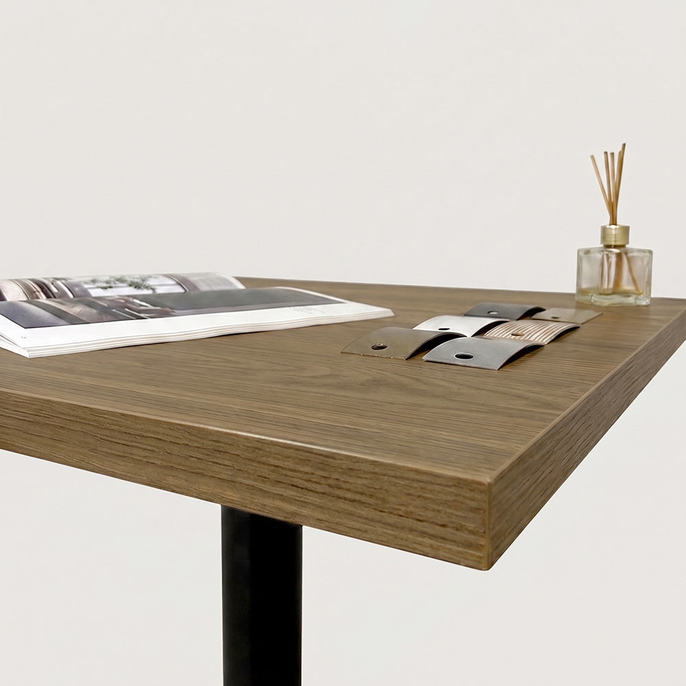 plateau de table sur mesure décor chêne pour restaurant bar et bistrot  avec pied de table noir.