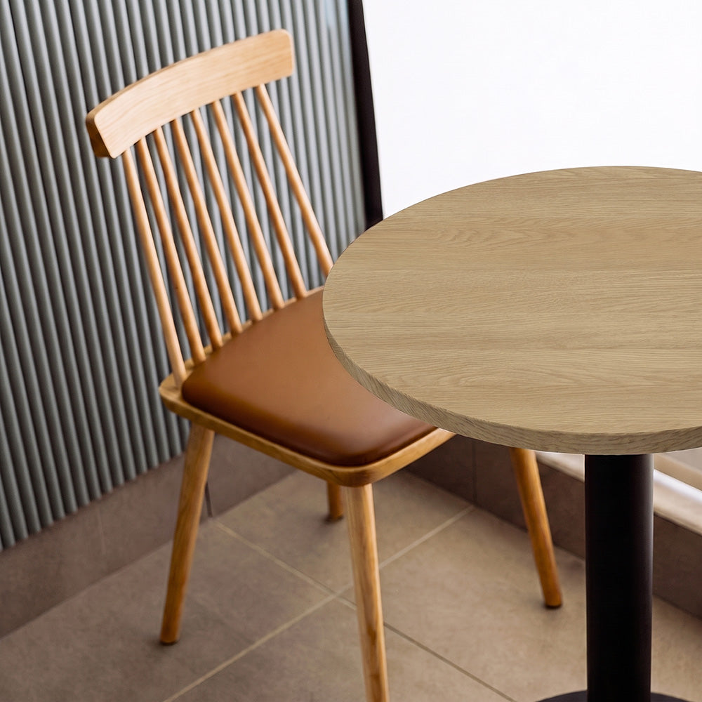 plateau de table sur mesure décor effet chêne miel pour restaurant bar et bistrot  avec pied de table noir.