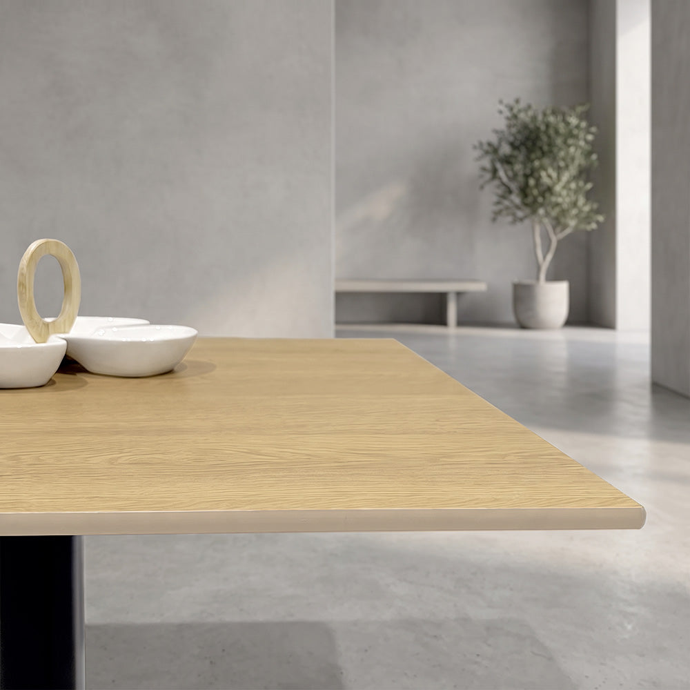 plateau de table sur mesure décor chêne pour restaurant bar et bistrot  avec pied de table noir.