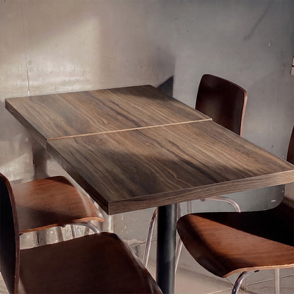 plateau de table sur mesure décor chêne pour restaurant bar et bistrot  avec pied de table noir.