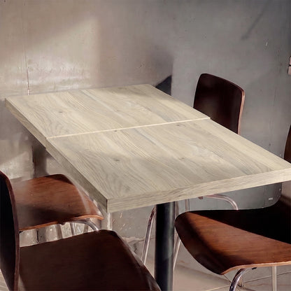 plateau de table sur mesure décor chêne pour restaurant bar et bistrot  avec pied de table noir.