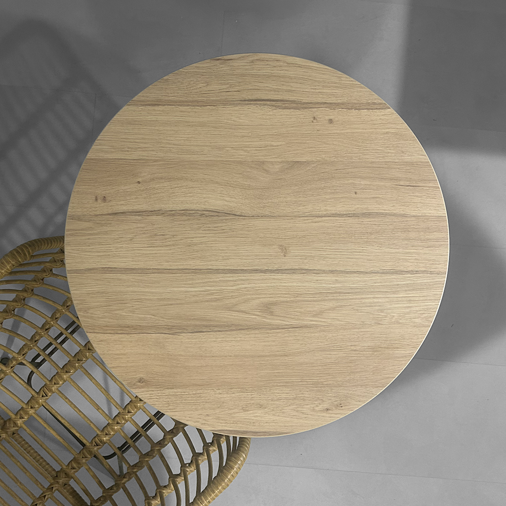 plateau de table sur mesure décor effet chêne pour restaurant bar et bistrot  avec pied de table noir.