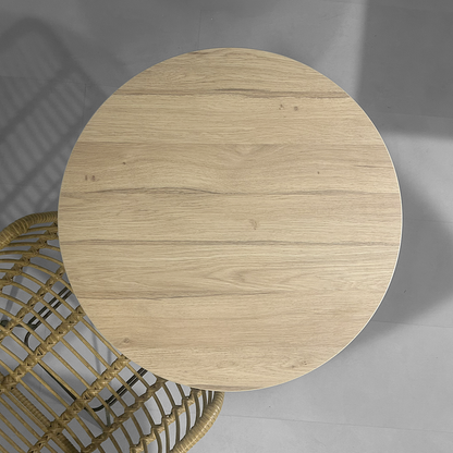 plateau de table sur mesure décor effet chêne pour restaurant bar et bistrot  avec pied de table noir.