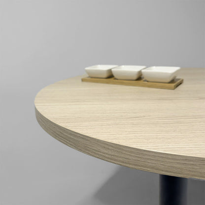 plateau de table sur mesure décor bois de chêne  pour restaurant bar et bistrot  avec pied de table noir.
