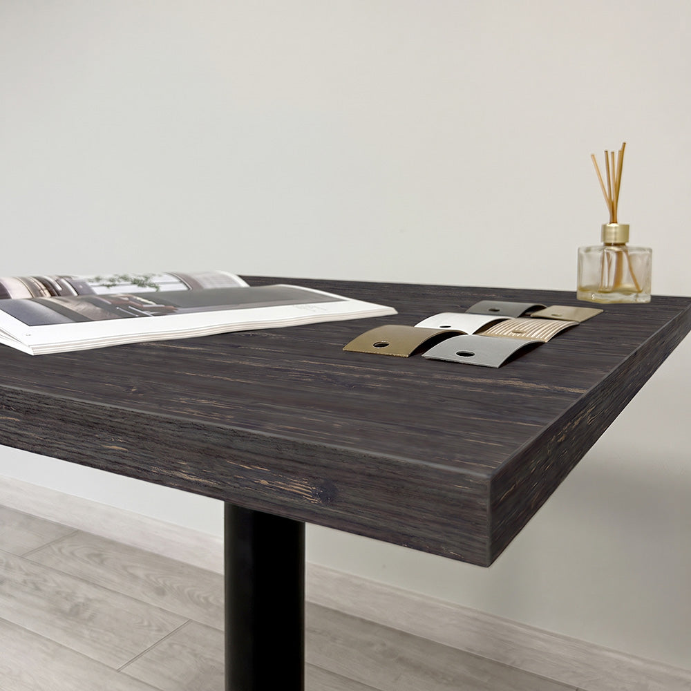 plateau de table sur mesure décor effet pin pour restaurant bar et bistrot  avec pied de table noir.