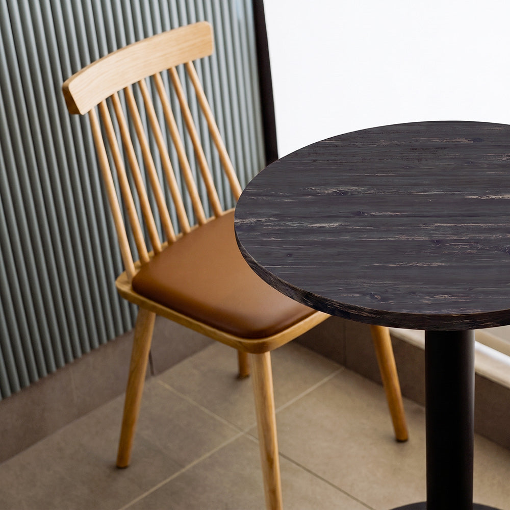 plateau de table sur mesure décor effet pin pour restaurant bar et bistrot  avec pied de table noir.