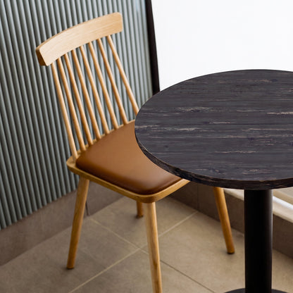 plateau de table sur mesure décor effet pin pour restaurant bar et bistrot  avec pied de table noir.