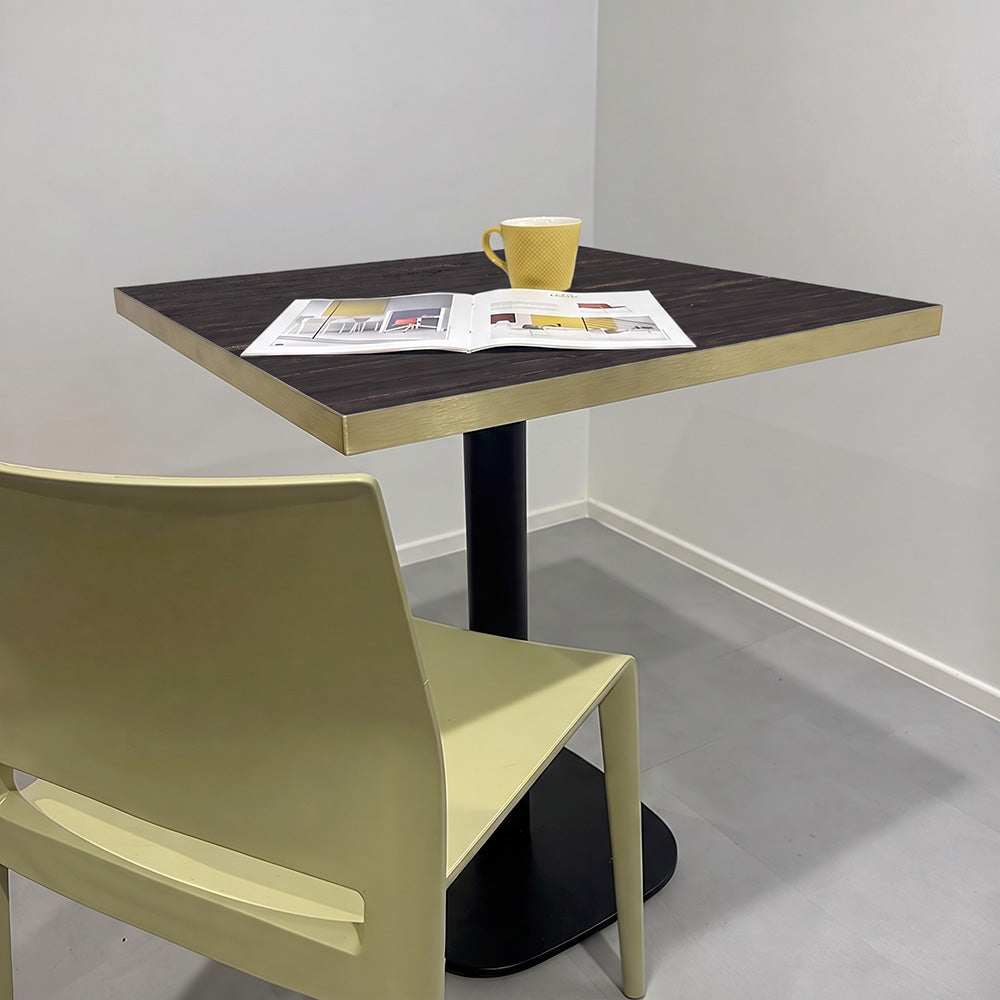 plateau de table sur mesure décor pin pour restaurant bar et bistrot  avec pied de table noir.