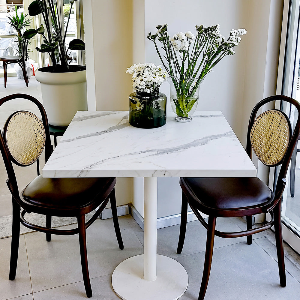 plateau de table sur mesure décor marbre blanc pour restaurant bar et bistrot  avec pied de table blanc.