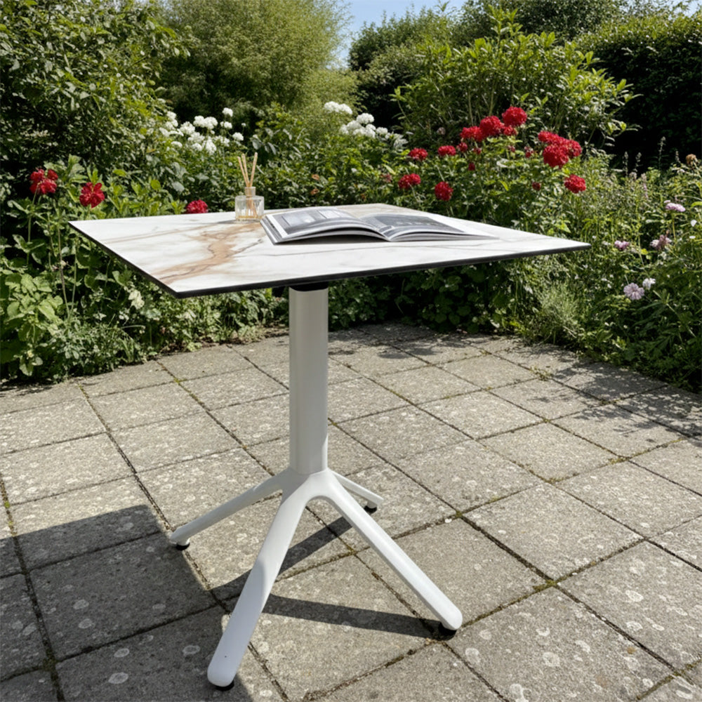table de terrasse avec décors marbre blanc avec veines beiges, et pied en acier inoxydable