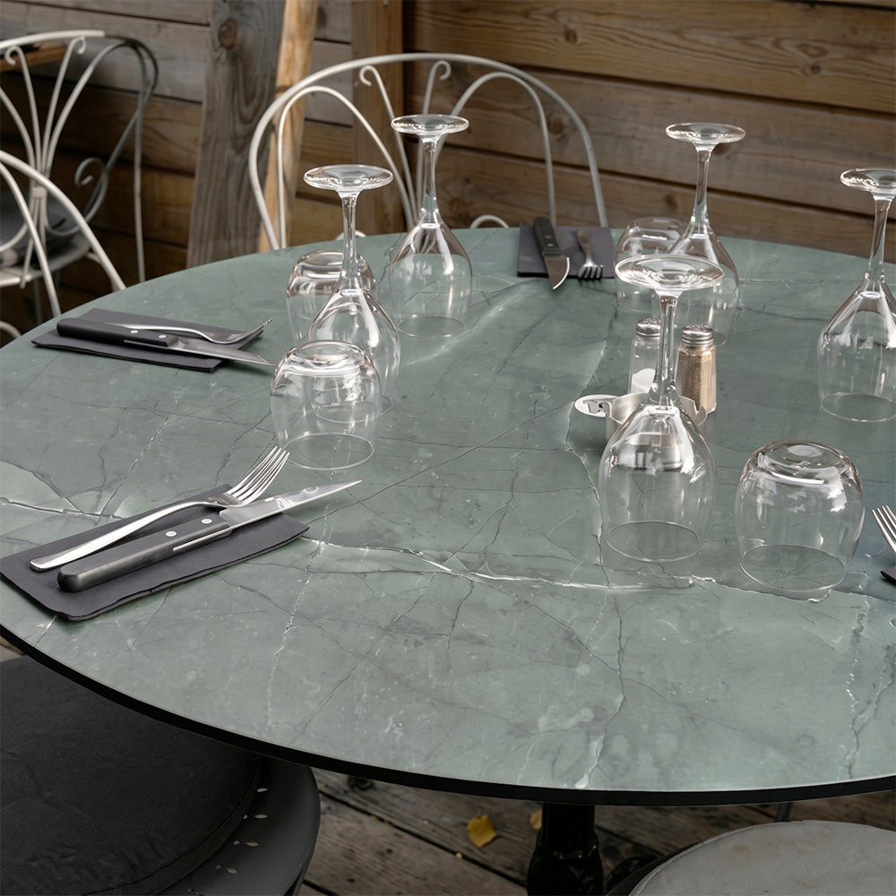 plateau de table sur mesure décor marbre jade HPL compact  pour restaurant bar et bistrot  avec pied de table noir.