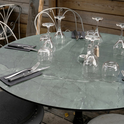 plateau de table sur mesure décor marbre jade HPL compact  pour restaurant bar et bistrot  avec pied de table noir.